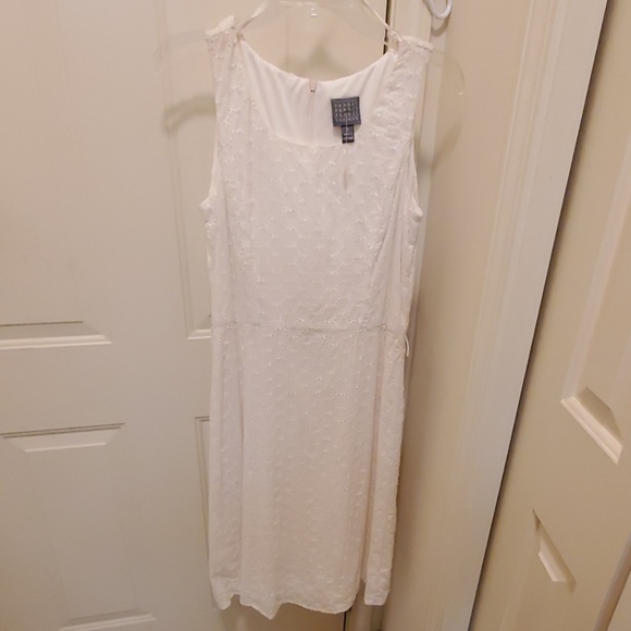 Rabbit design eyelet white dress - Picture 1 of 5